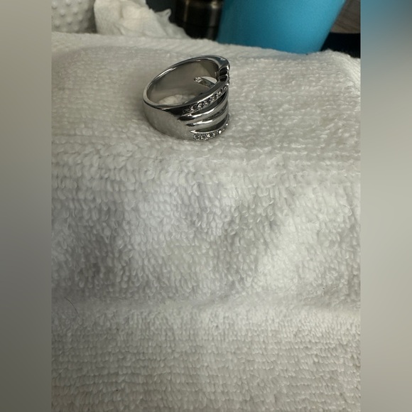 Elegant Silver Band Ring - Picture 3 of 3